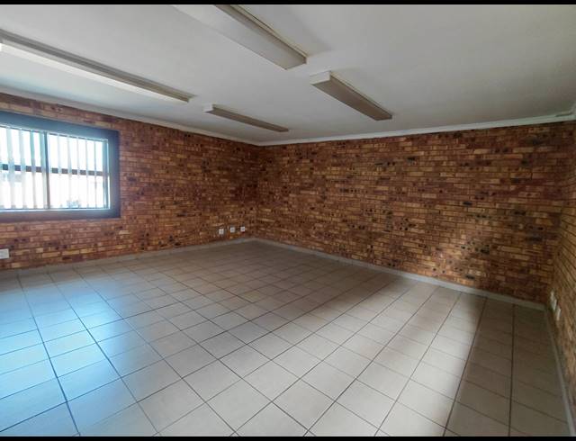 630M² WAREHOUSE TO LET IN BRENTWOOD PARK